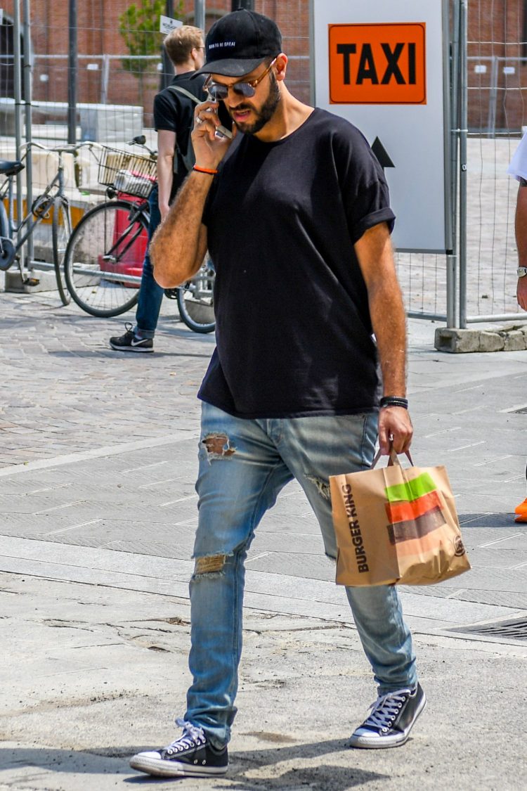 Damaged jeans with bold ablation to give your summer coordinate a relaxed look.