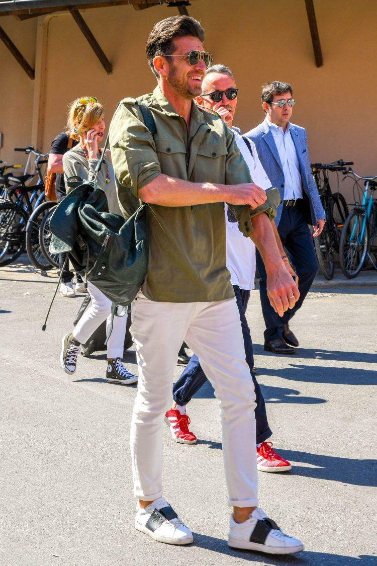 Pullover-type khaki shirt with a cozy look