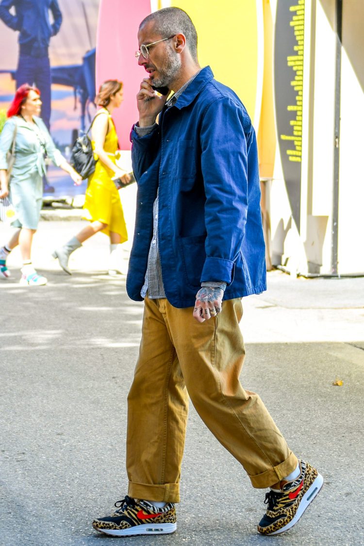 Expressing an aggressive coordinate with sneakers that have a strong 80's style