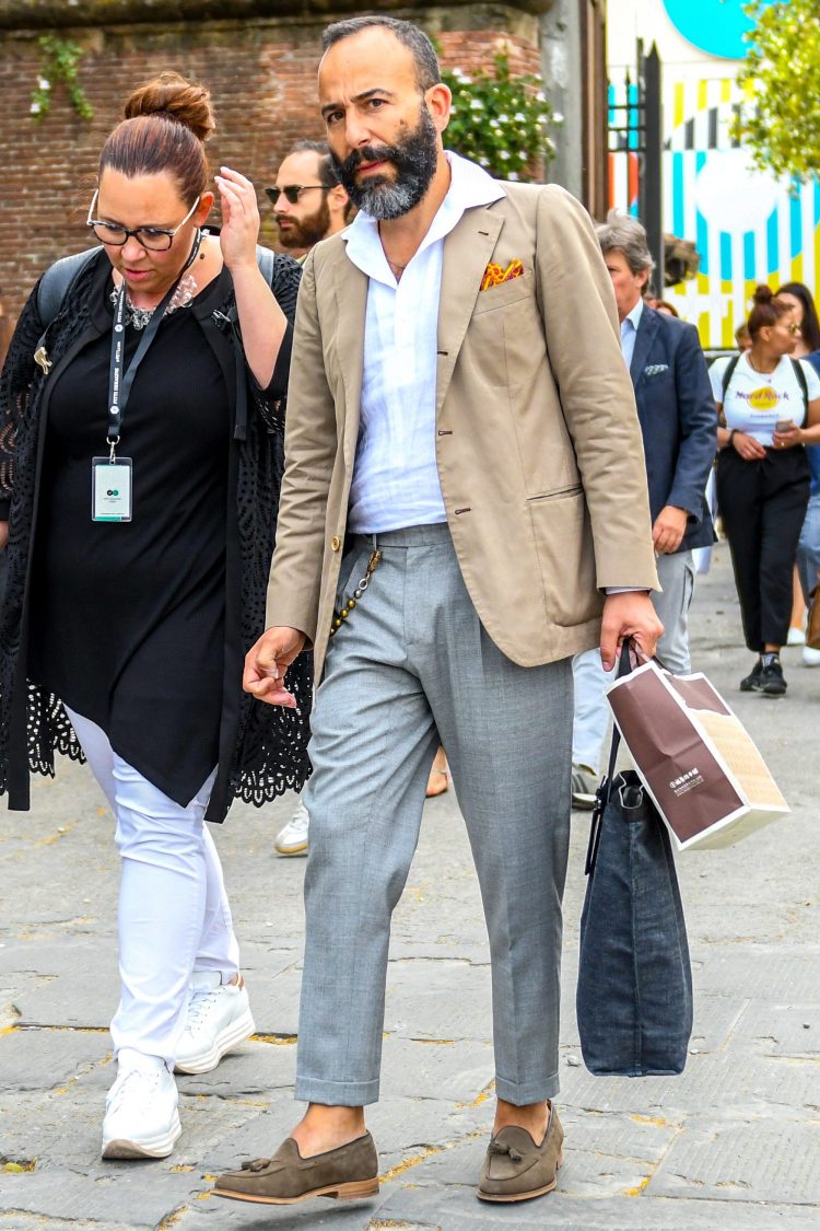 Jacket and tassel loafers linked in beige, the perfect jacket style for the current mood