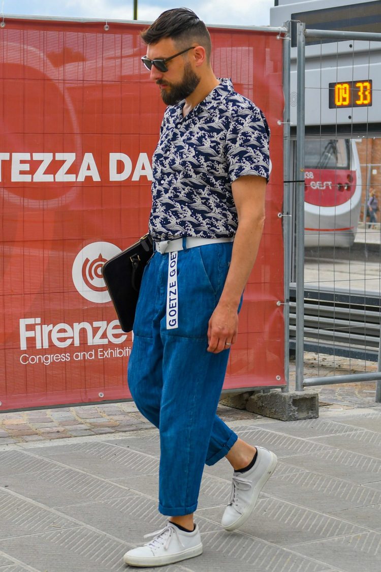 Refreshing coordination of open-collared shirt and denim slacks