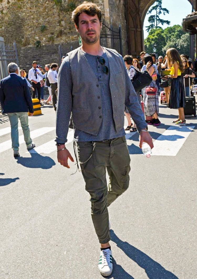 グレーのヘンリーネックTシャツとグレーのジレを合わせてグラデーションを表現したコーディネート
