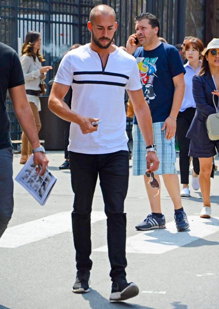 首元にファスナーが付いたヘンリーネックライクなTシャツとスニーカーでスポーティにコーディネート