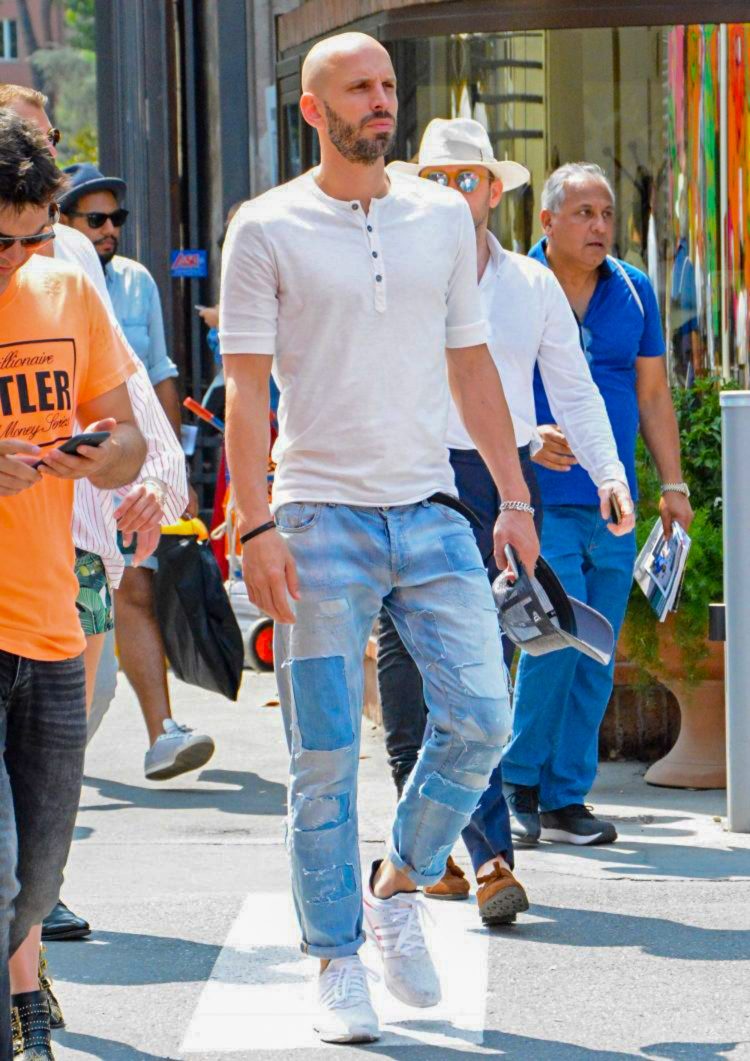 Henry neck T-shirt coordinate with a moderately tight look by unbuttoning only the first button