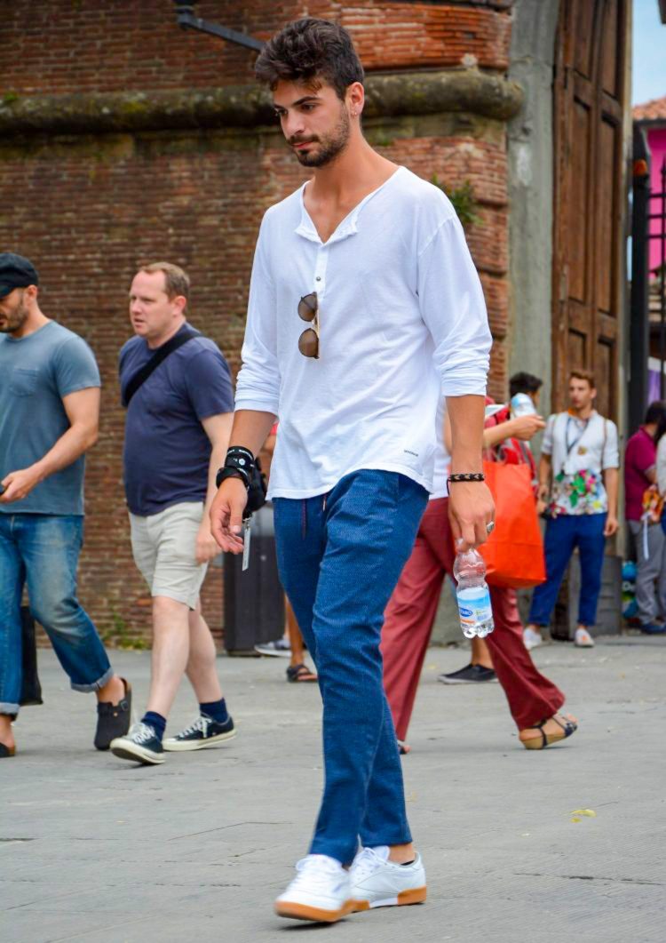 Cotton henley-neck T-shirt and pants made of uneven fabric for a crisp material look