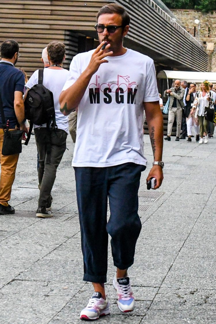 Simple navy pants complement the diadora collaboration sneakers and T-shirt