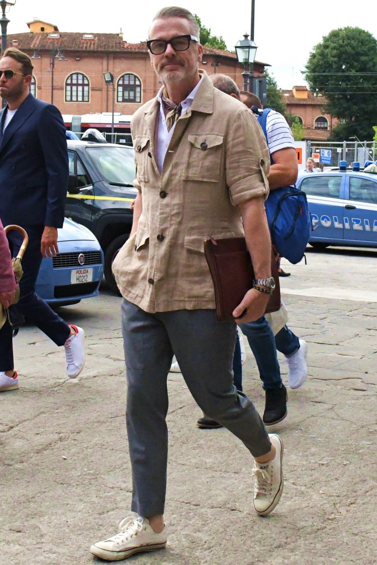 Safari jacket made of linen to make your coordination look moderately cool