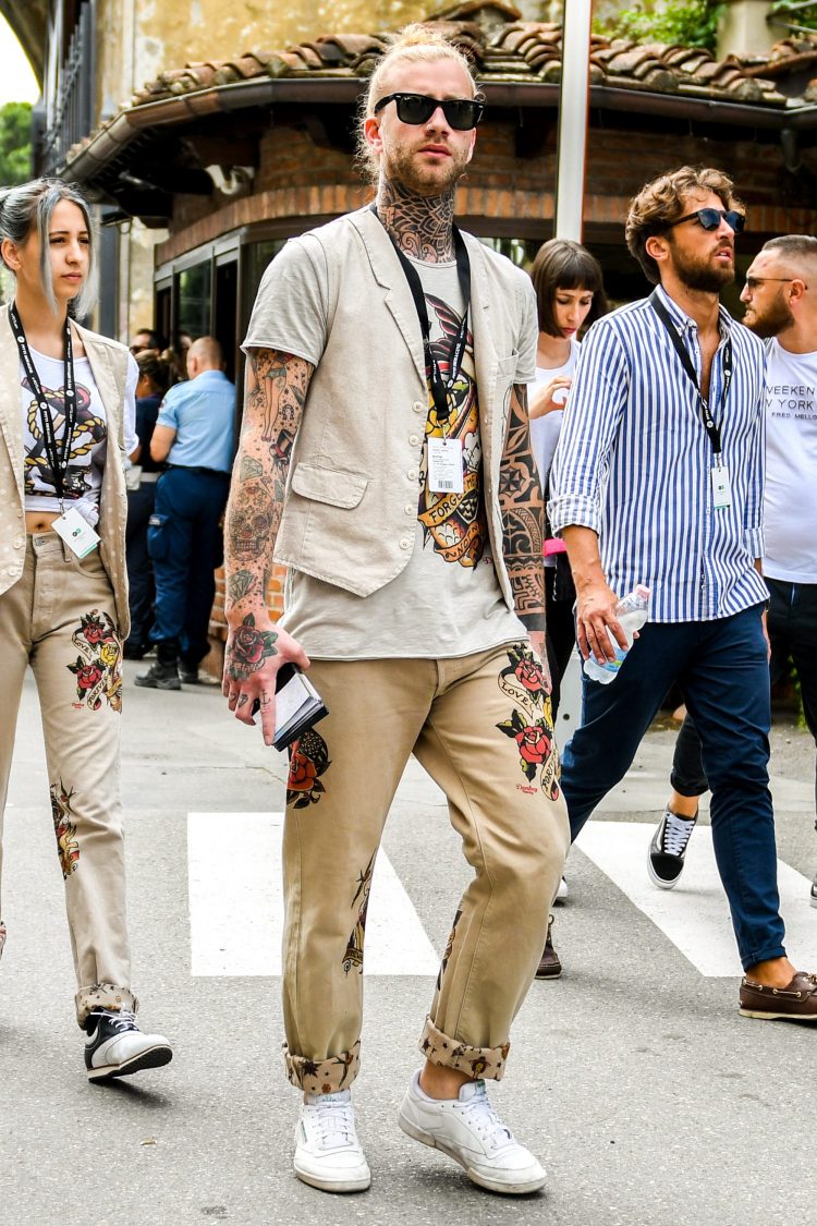マイルドなトーンがやんちゃグラフィックを際立たせるジレ×Tシャツのコーディネート