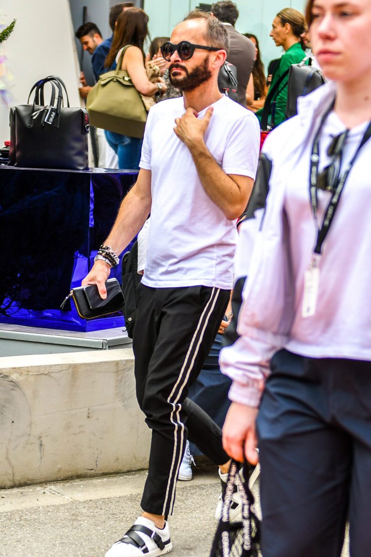 Monotone coordinates with sideline pants edged with belt detail sneakers