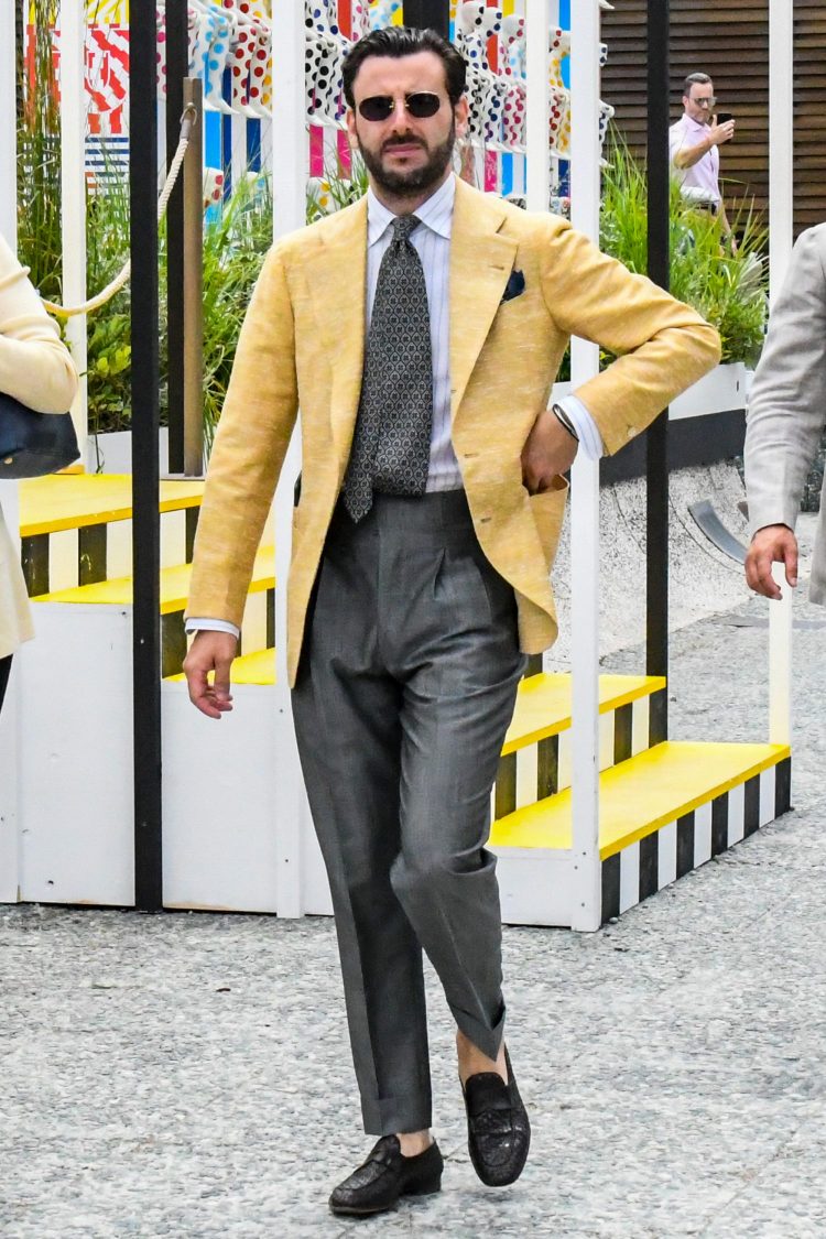 Jacket Trend "The Classic Beltless Slacks Choice"