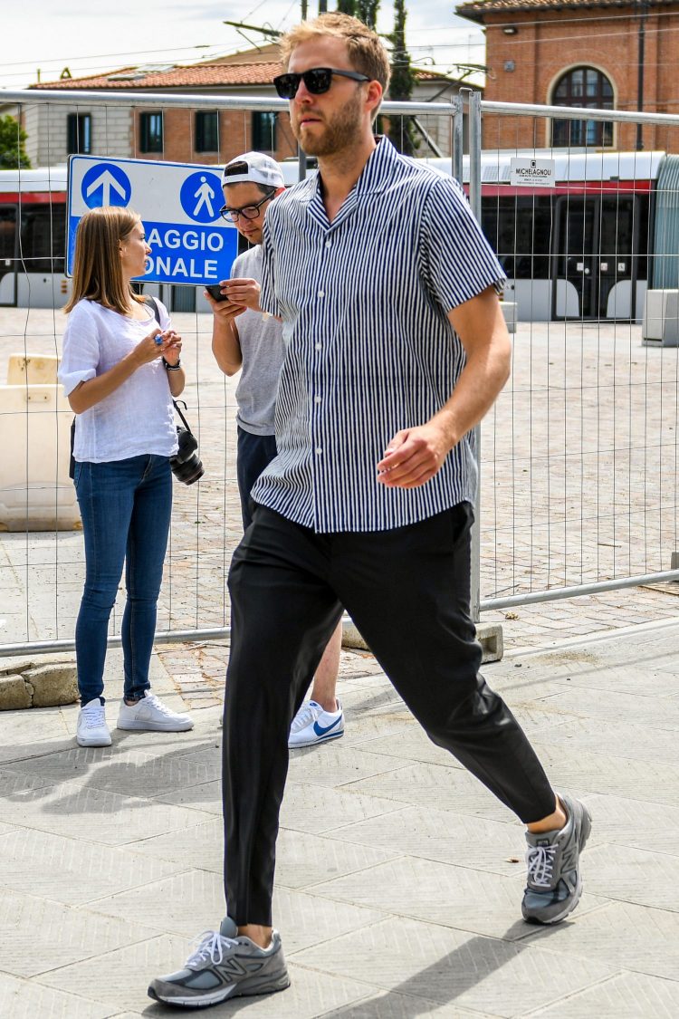 Short length slacks go well with running sneakers