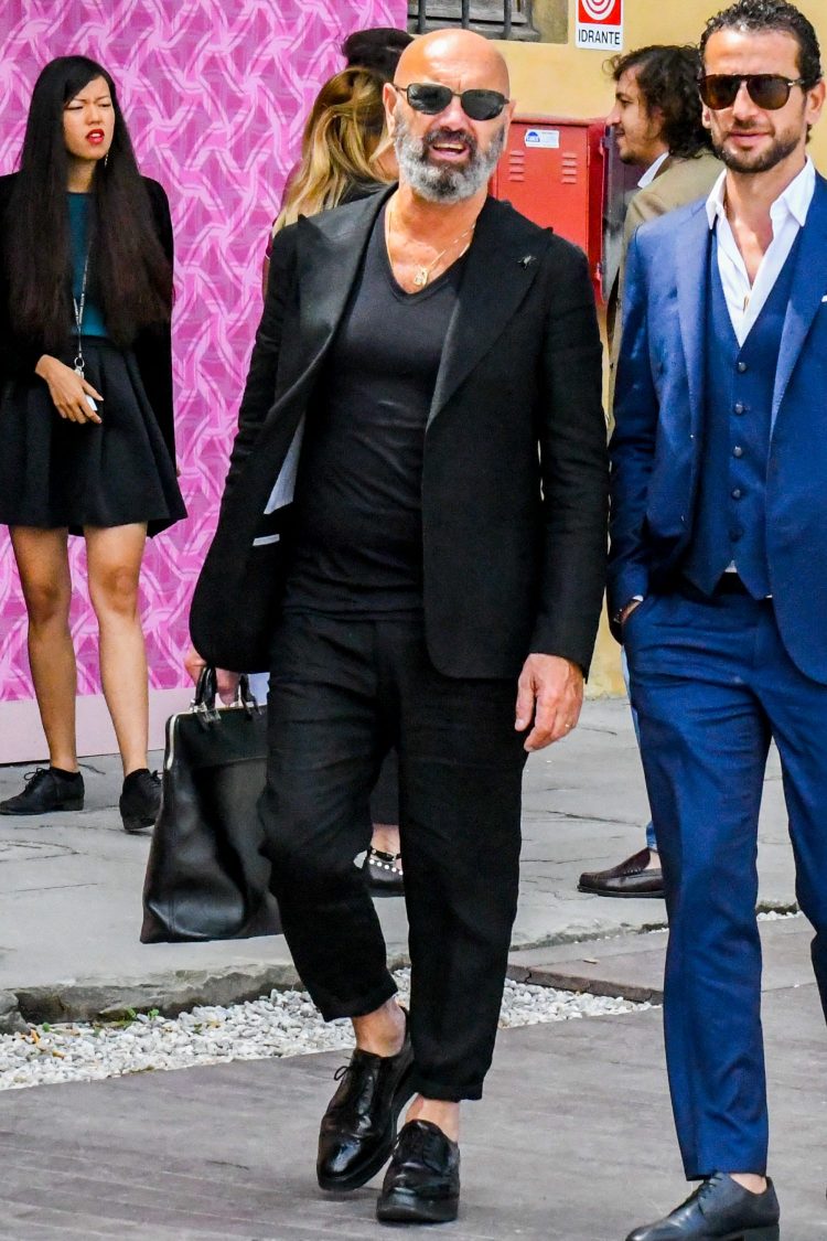 Cool all-black suit style boosts men's potential