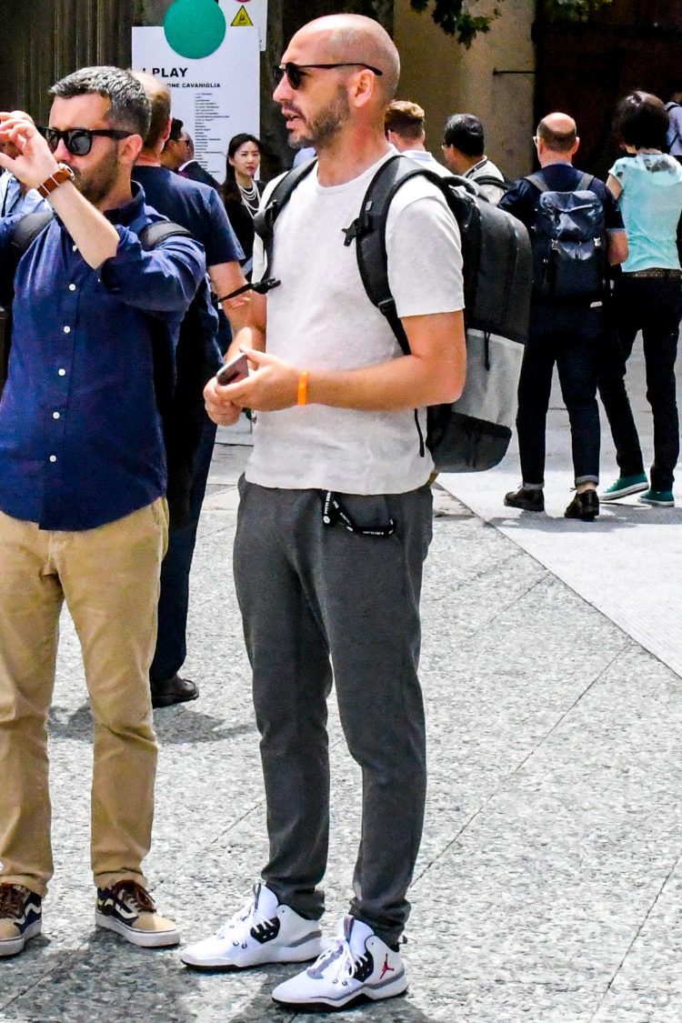 グレーパンツ コーデ メンズ特集 着回し力バツグンの万能アイテムを使った着こなし おすすめアイテムを紹介 メンズファッションメディア Otokomae 男前研究所 ページ 6 ページ 6