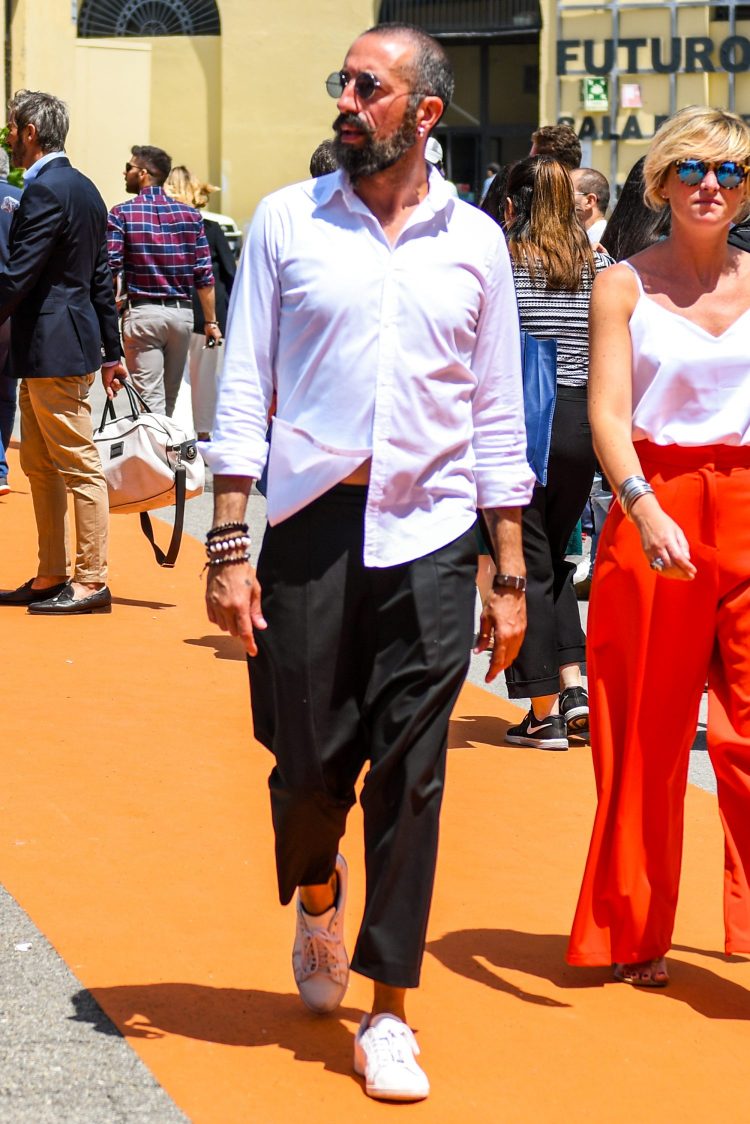Monotone chic to make a slacks coordinate more mode.