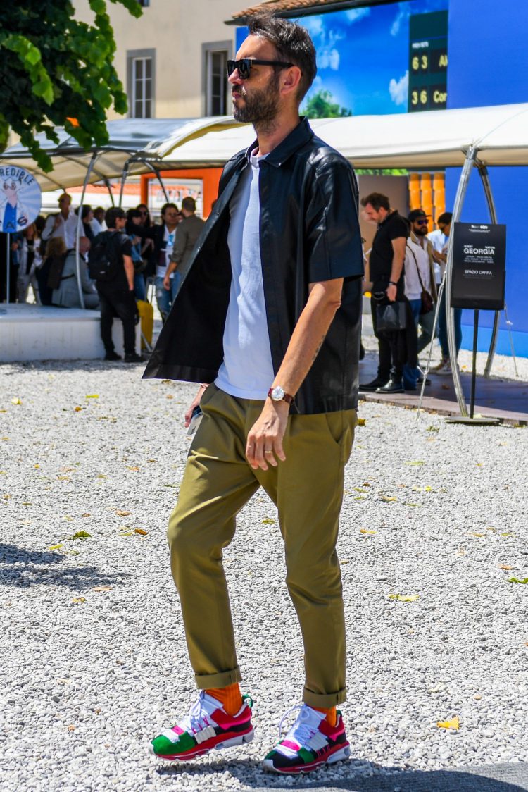 Short-sleeved leather shirt worn over a T-shirt to add gloss to the coordinate