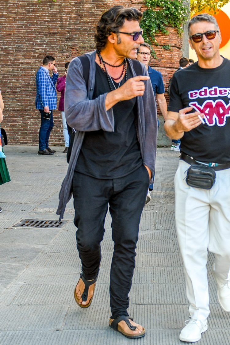 VネックTシャツとサンダルで自然な抜けを演出したグランジコーデ