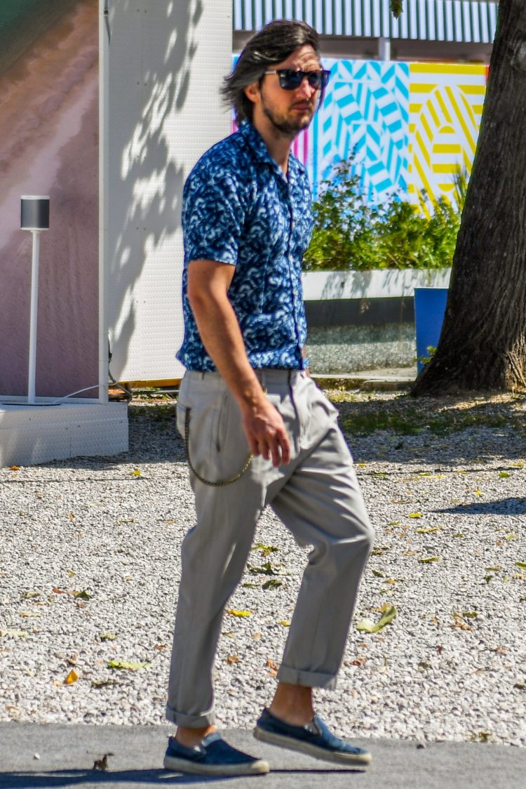 Aloha shirts with a strong presence make a gray suit coordinate glamorous.