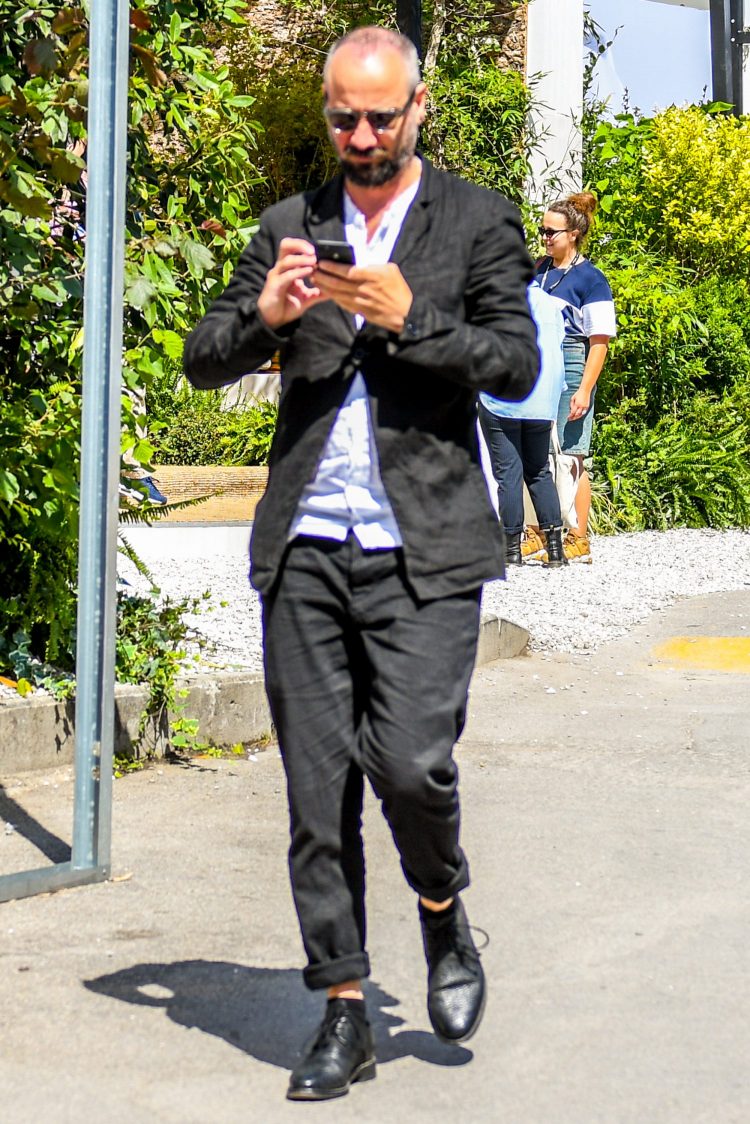 The silky and smooth material creates a light feeling in a black suit coordinate.