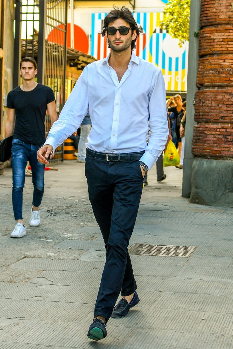 The combination of belt and deck shoes supports the contrast between white and navy with elegance