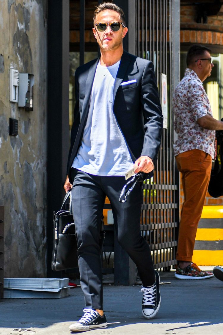 Black and white contrasts with black and white to highlight the black suit style