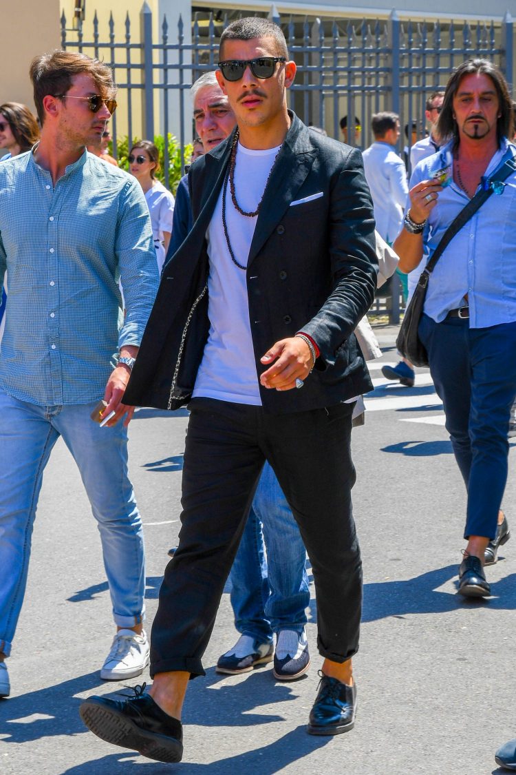 Add tribal accessories to expand the simple black suit coordinate