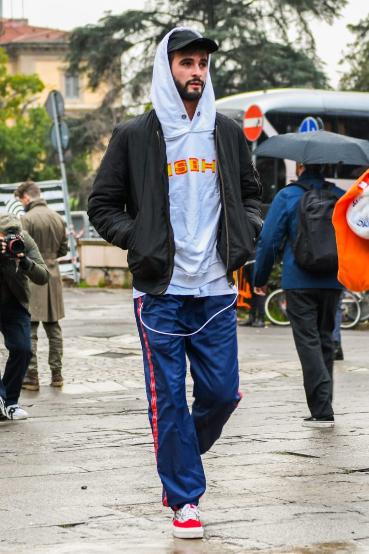 Shariness side line pants with loose silhouette synchronize with today's street style.