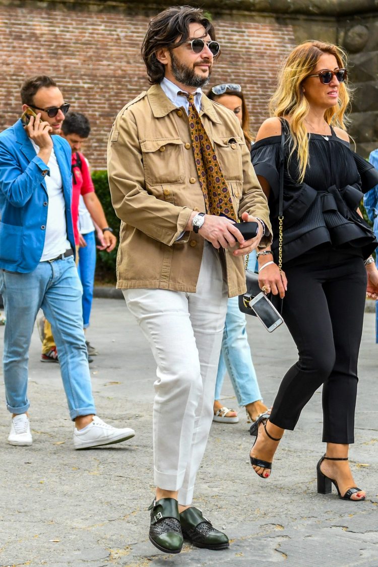 Tied-up style with a safari jacket for a stylish jacketed look