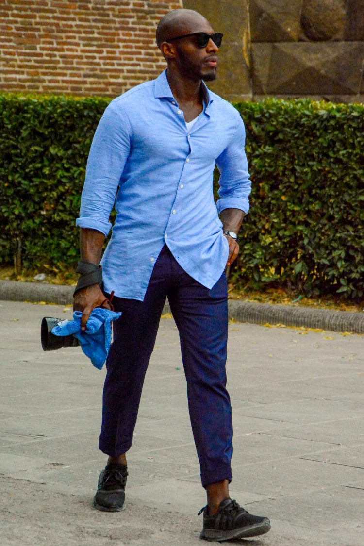 A white T-shirt worn under a saxophone blue shirt adds rhythm to the gradient coordinate