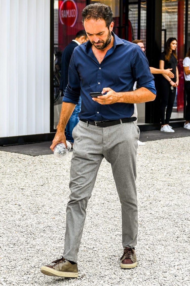 Navy wide collar shirt with a bold open collar to add an open and three-dimensional look to the coordination