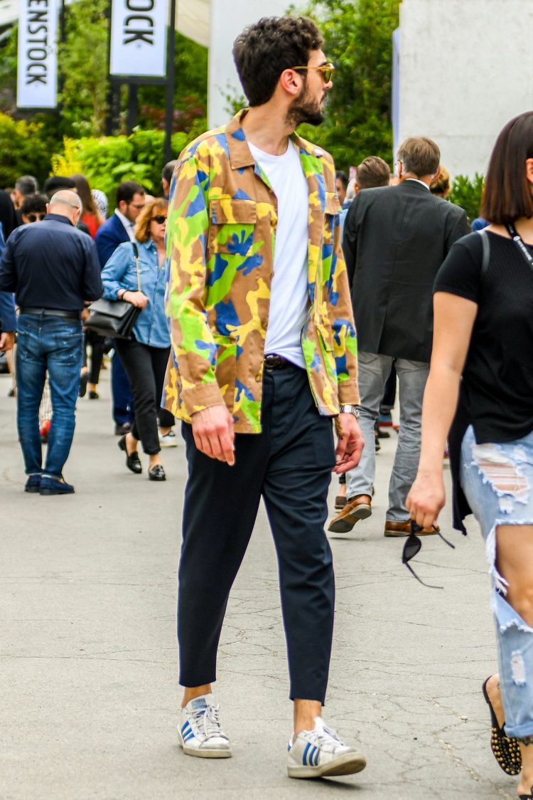 Colorful camouflage jackets brighten up a simple monotone coordinate.