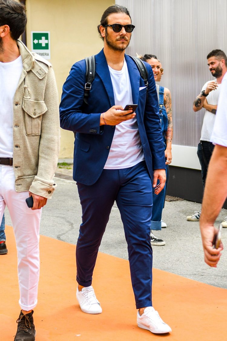 Blue suit with white T-shirt and white sneakers for a light, fresh and casual look