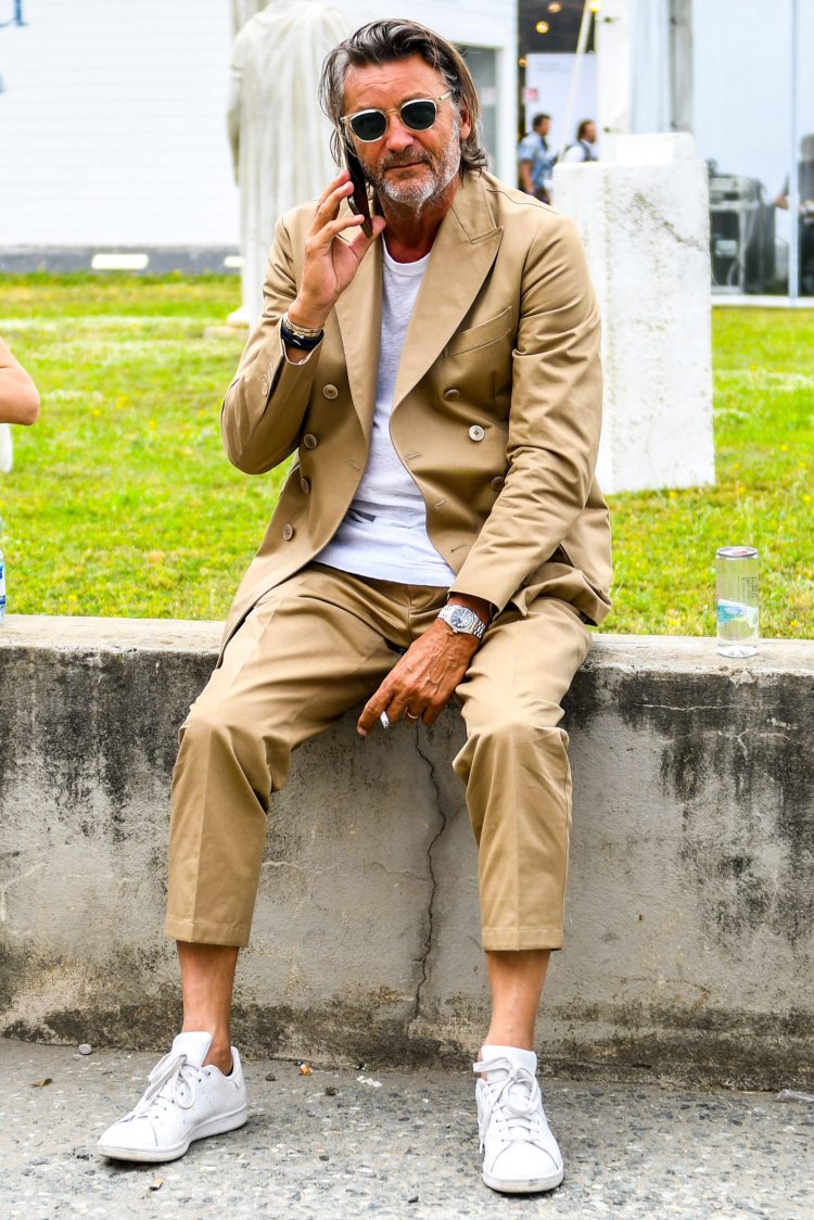 Beige suits are coordinated with white T-shirts and white sneakers for a mild and clean look