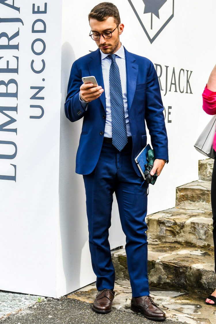Navy suit style refined by the unity of blue