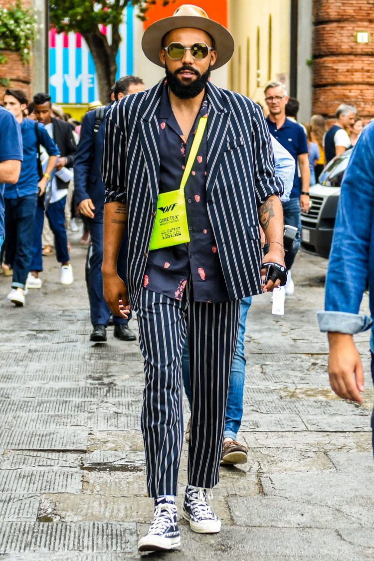 モダンなストライプスーツに柄シャツをコーディネートして個性的なストリート感覚の着こなしで攻める