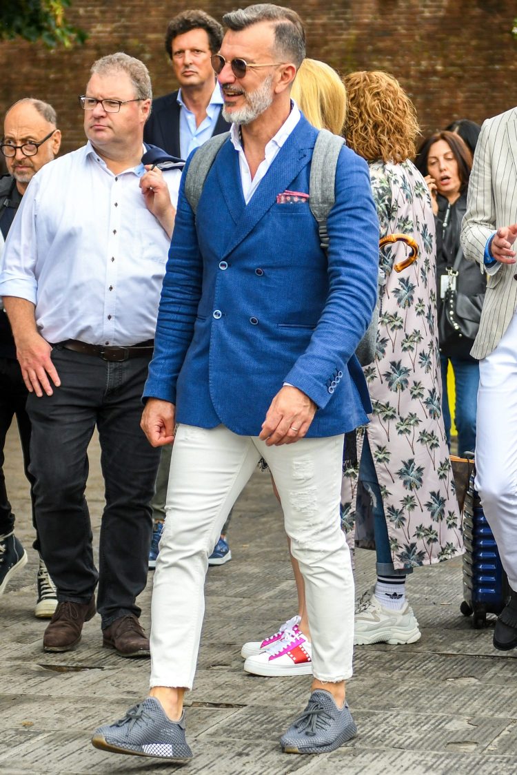 Gray sneakers linked to the hair color accentuate the jackets coordinate.