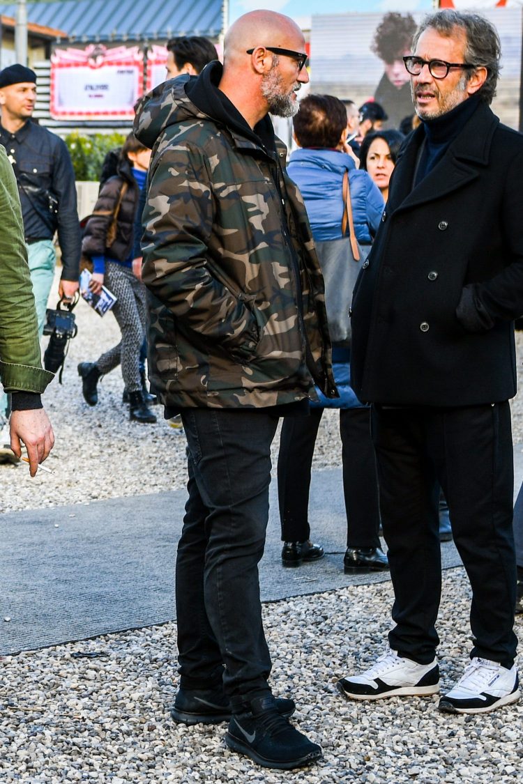 Nylon camouflage jacket and running sneakers make the black coordinate sporty.