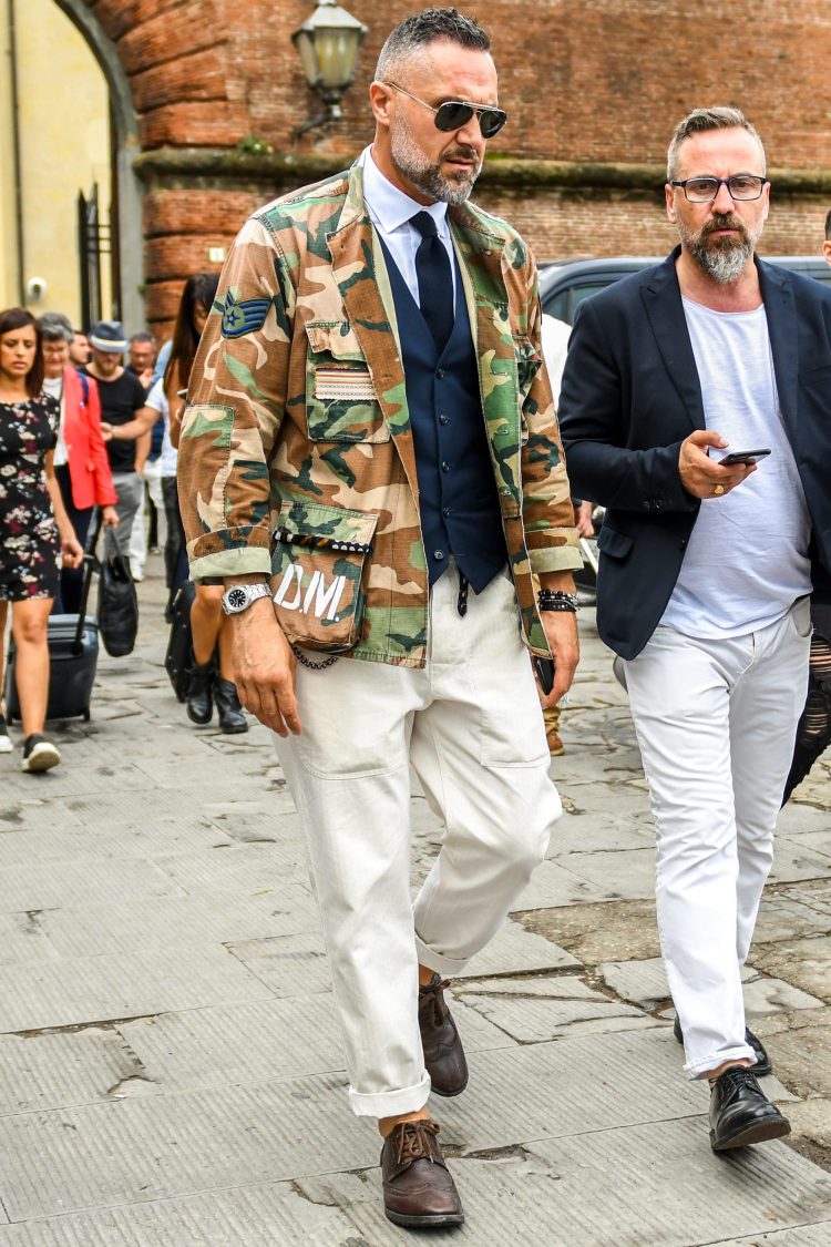 Tied-up style with camouflage pattern military jacket to create a stylish mixed coordinate