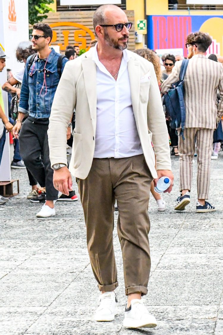 Natural chic jacket coordination with tailored shirt jacket