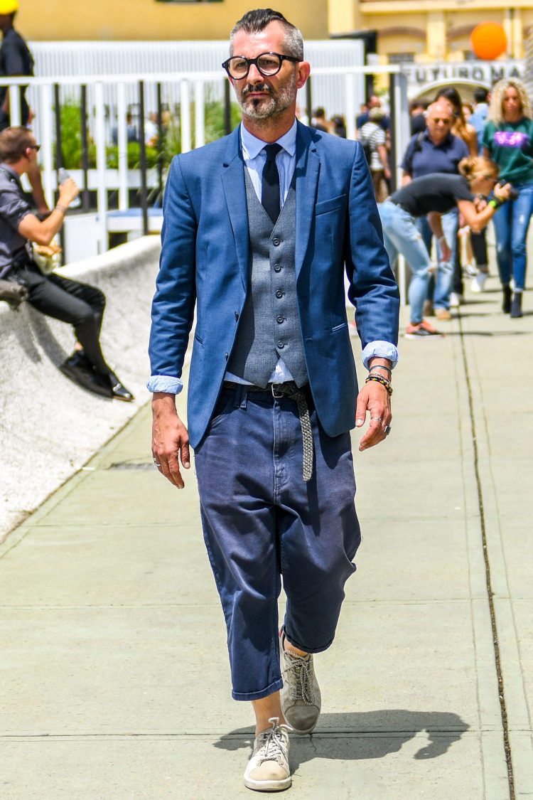 Jackets and sneakers coordinate that antagonizes dress and mischievousness
