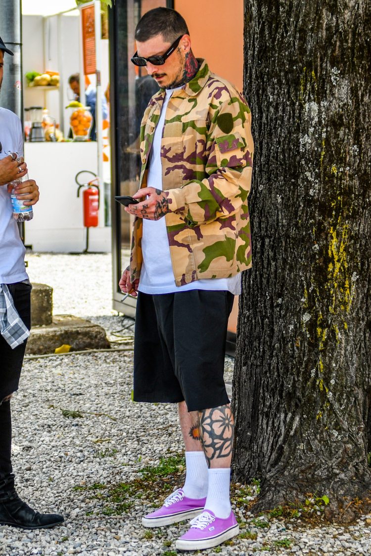 Camouflage jacket cord that dispels the boyishness of shorts