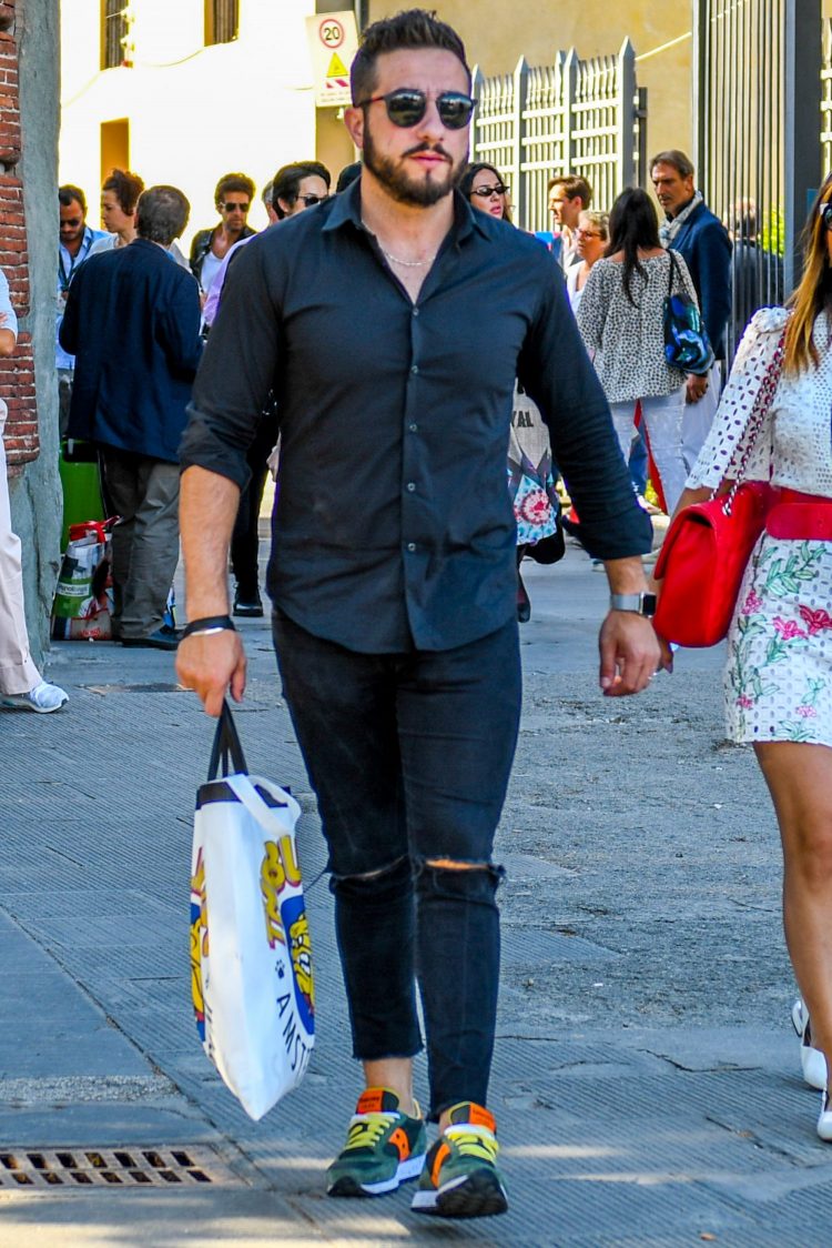 黒シャツ コーデ メンズ特集 シックな着こなしとおすすめのアイテムを紹介 メンズファッションメディア Ajsgemshops 男前研究所 ページ 7 ページ 7