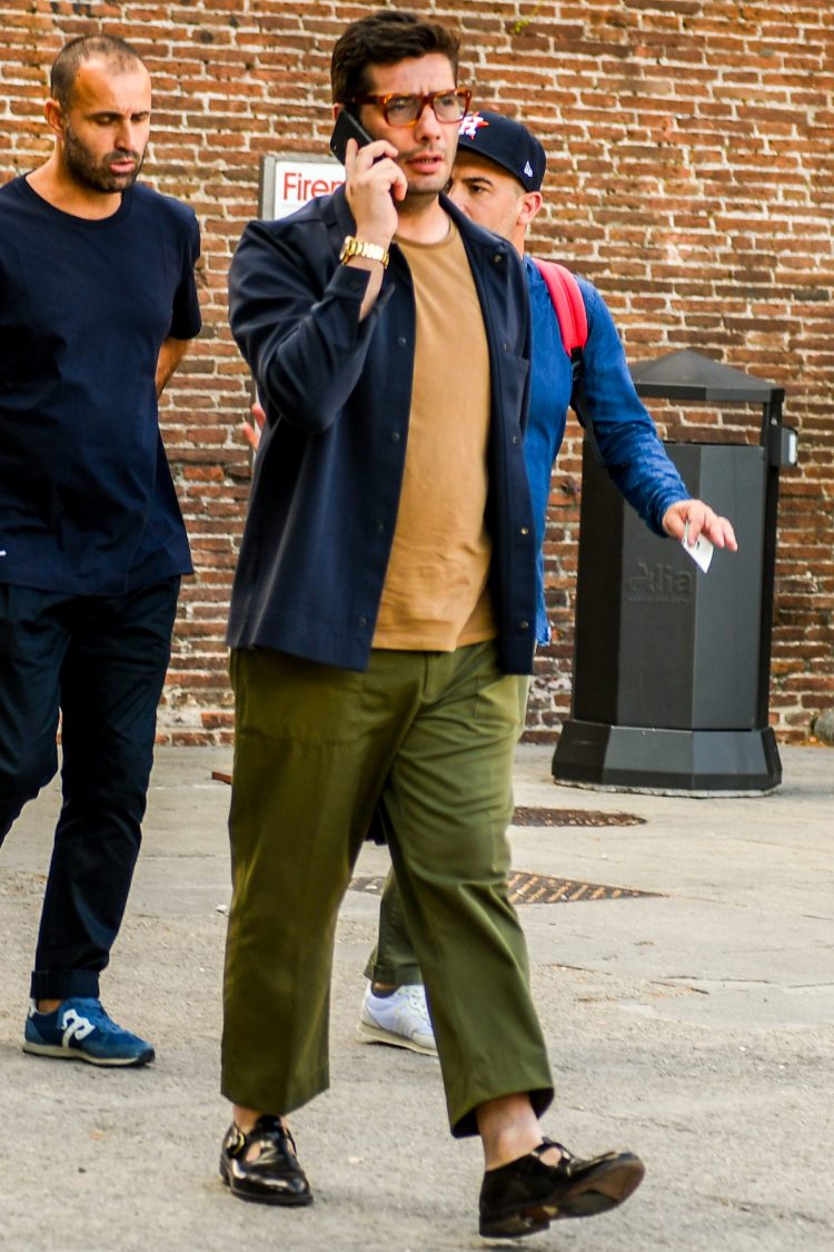 A navy shirt jacket adds a noble nuance to a natural colonial-colored coordinate.