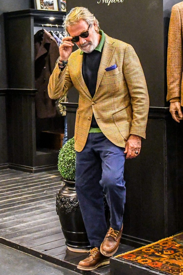 Classic plaid brown jacket adds a traditional nuance to your coordinate