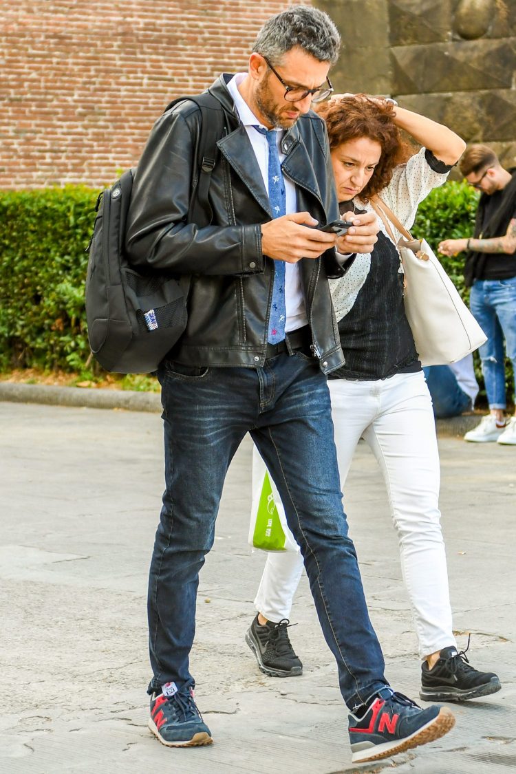 Rider's jacket and tied-up white shirt for a mature look