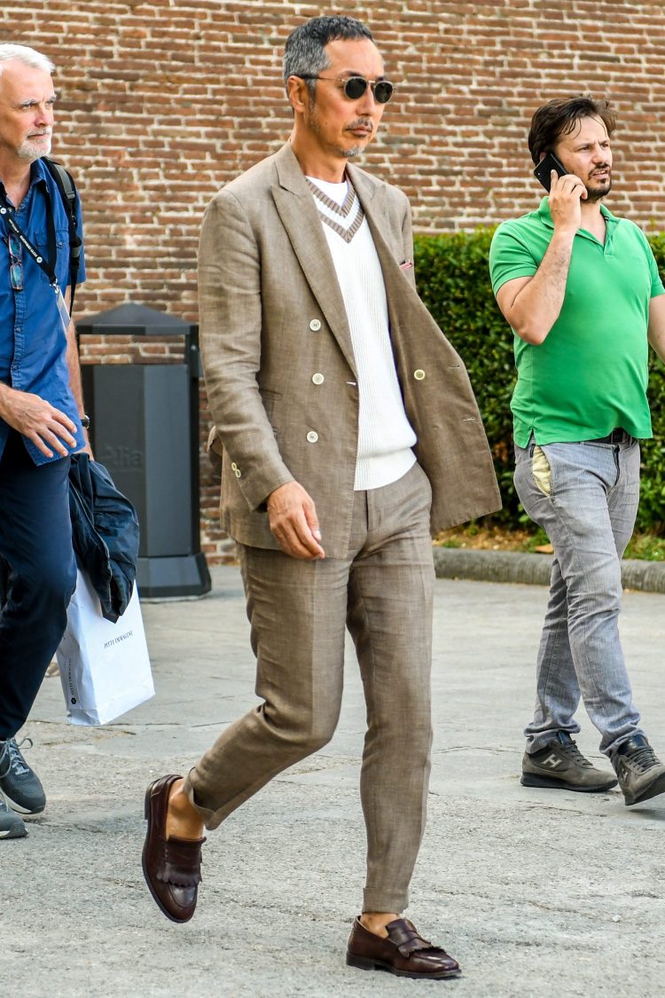 Natural and light linen-blend suit with Tilden knit and loafers for a sporty and traditional nuance