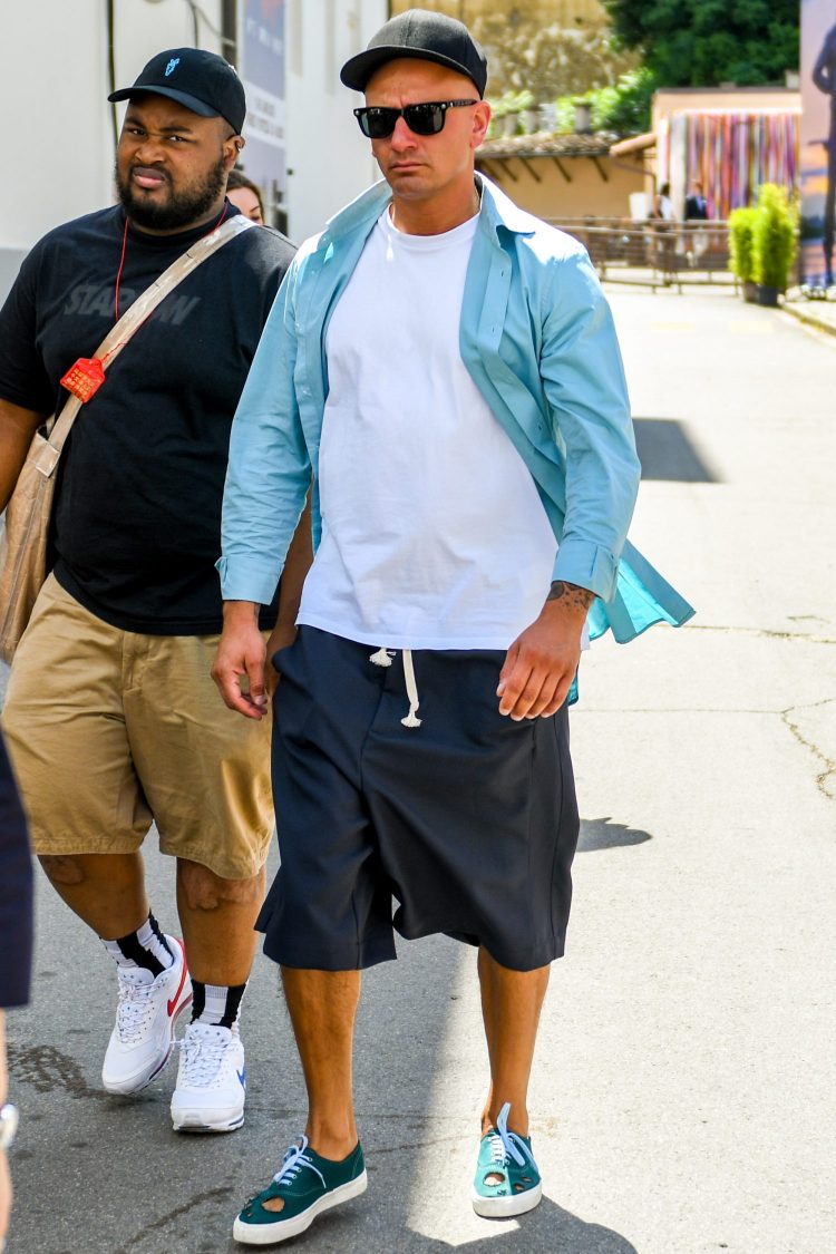 Rough blue shirt coordinate dressed in street style