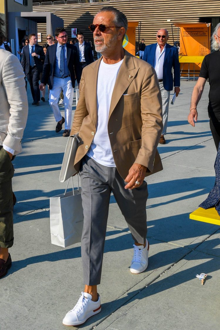 The contrast of white and gray with the glossy color of the brown jacket gives the cord a mature look.