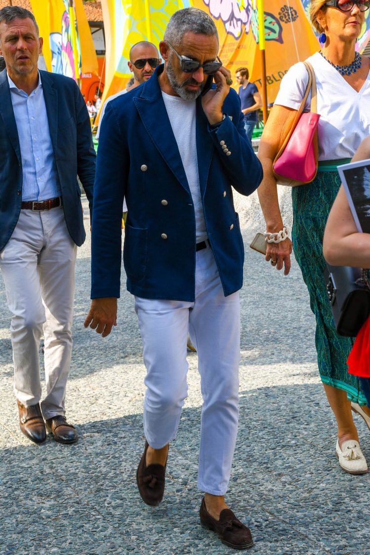 Refreshing style of navy blazer that highlights the contrast with white