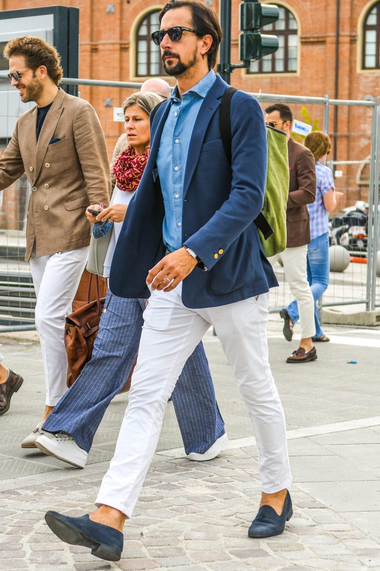 Attractive and beautiful jacket style with the use of subdued blue and light blue colors.