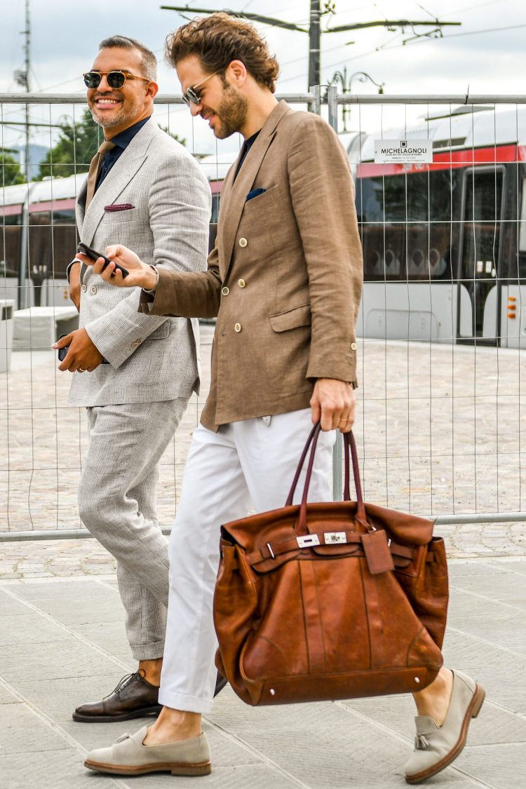 Styling of linen-blend beige double jacket and white pants that accentuate the natural and clean atmosphere